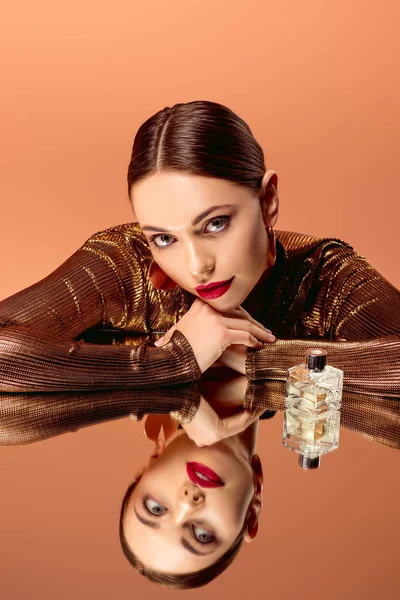 Hermosa Mujer Con Maquillaje Glamoroso Botella Perfume Espejo Reflejo Mirando — Foto de Stock