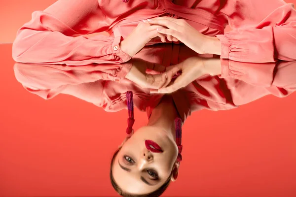 Bijgesneden Uitzicht Mooie Vrouw Blouse Kijken Spiegel Reflectie Geïsoleerd Levende — Stockfoto