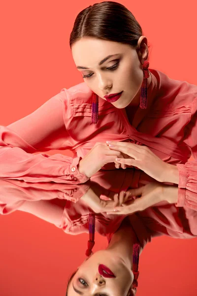 Mooie Vrouw Blouse Kijken Spiegel Reflectie Geïsoleerd Levende Koraal — Stockfoto