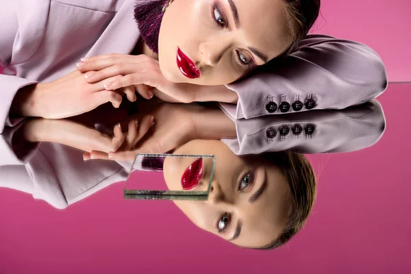 Mulher Glamourosa Pensativo Desgaste Formal Refletindo Espelhos Isolados Rosa — Fotografia de Stock
