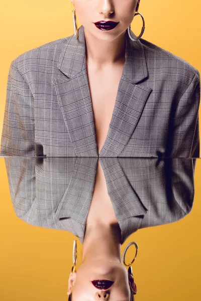Частковий Вид Гламурної Жінки Офіційному Одязі Дзеркальним Відображенням Ізольовано Жовтому — стокове фото
