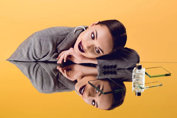 Uśmiechający Się Glamorous Kobieta Wizytowym Lustro Odbicie Perfumy Butelka Żółty — Zdjęcie stockowe
