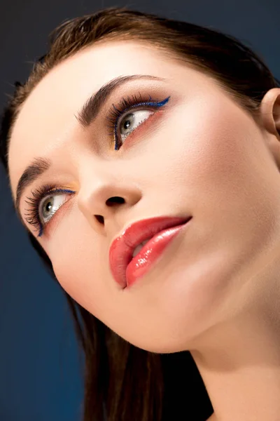 Porträtt Vacker Kvinna Med Glamorös Makeup Tittar Bort Isolerade Blå — Stockfoto