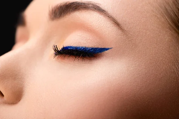 Vista Ritagliata Occhio Femminile Chiuso Con Eyeliner Blu Pelle Perfetta — Foto Stock