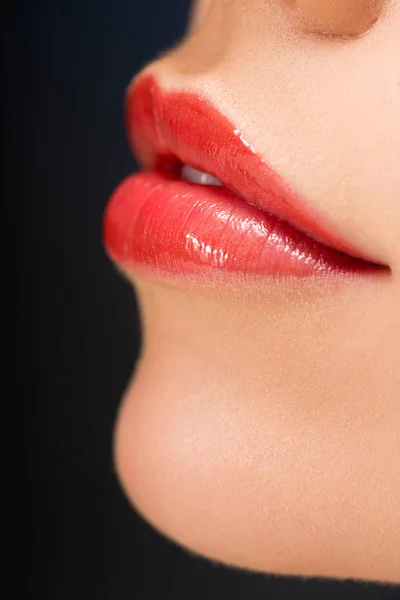 Vista Recortada Labios Rojos Femeninos Aislados Negro — Foto de Stock