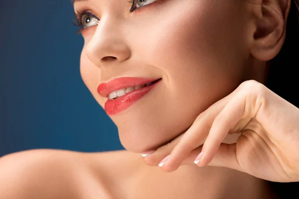 Portret Pięknej Kobiety Uśmiechający Się Makijażem Czarujący Dotykając Twarz Niebieskim — Zdjęcie stockowe