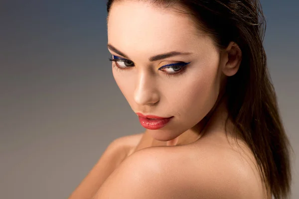 Porträtt Vacker Kvinna Med Glamorös Makeup Tittar Bort — Stockfoto