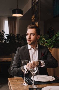 restoranda kız için bekleyen yakışıklı adam