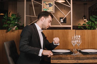 elbiseli kız restoran ve bakarak bekliyor yakışıklı adam