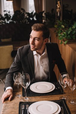 elbiseli kız restoranda bekliyor yakışıklı adam 