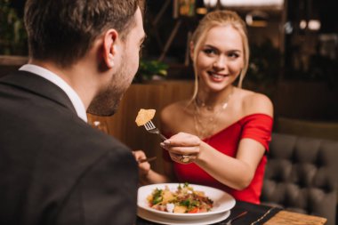çekici kız erkek restoranda besleme 