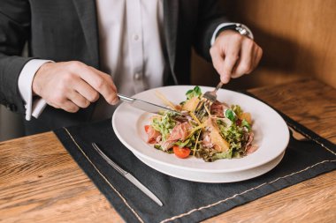 restoranda akşam yemeği için salata sahip adam görünümünü kırpılmış 