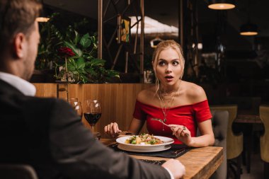 şok kadın restoranda çatal salata yakın tutarak erkek arıyor