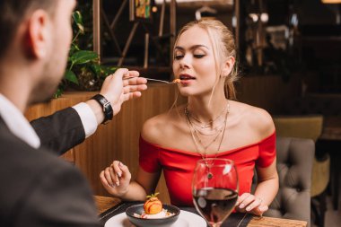 Erkek kadın restoran tatlı tatlı ile besleme