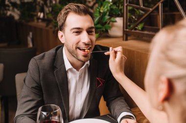 Kız arkadaşı ile restoran tatlı tatlı yakışıklı adam besleme