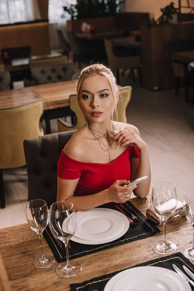 Attractive Girlfriend Red Dress Sitting Restaurant Waiting Boyfriend — Stock Photo, Image