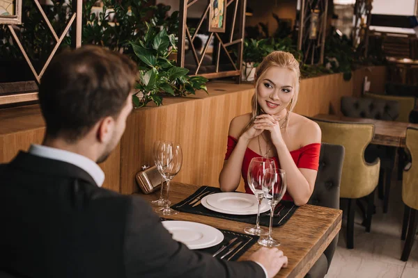 Привлекательная Девушка Красном Платье Смотрит Парня Ресторане — стоковое фото