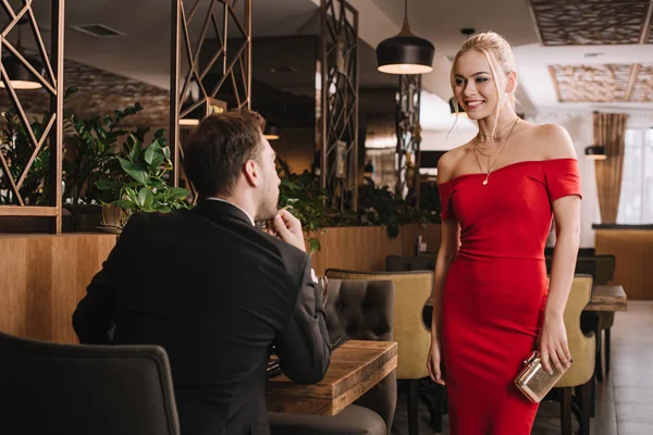 Novio Mirando Atractivo Sonriente Novia Vestido Rojo — Foto de Stock