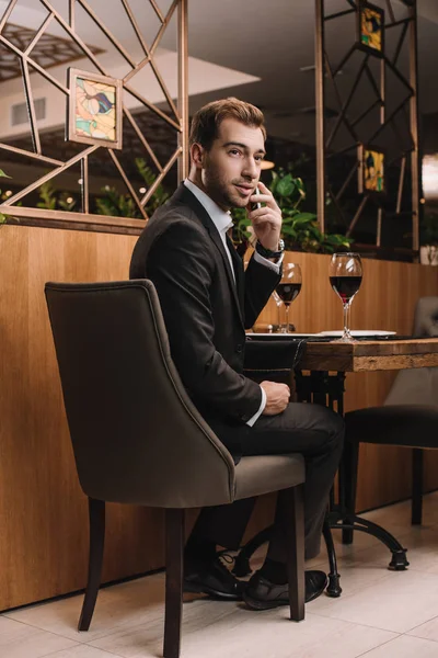 Hombre Guapo Hablando Teléfono Inteligente Mientras Espera Restaurante — Foto de Stock