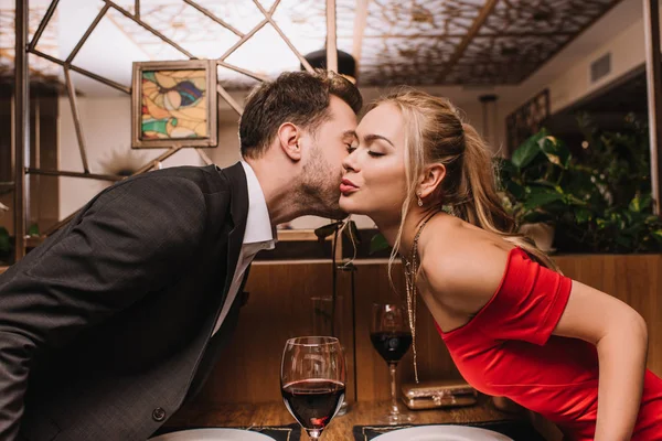 Menina Atraente Beijando Bochecha Homem Restaurante Dia Dos Namorados — Fotografia de Stock