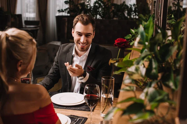 Przystojny Czlowiek Smiechu Patrząc Dziewczyny Restauracji — Zdjęcie stockowe