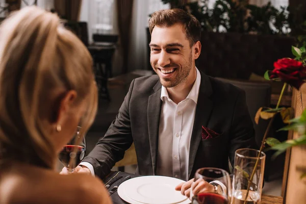 英俊的男人笑在餐馆 而看着女人 — 图库照片