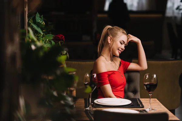 Attractive Blonde Woman Sitting Red Dress Restaurant — Stock Photo, Image