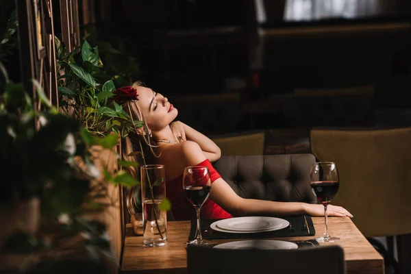 Beautiful Woman Sitting Red Dress Restaurant — Stock Photo, Image