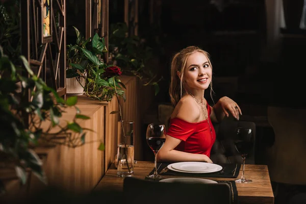 Ελκυστική Ξανθιά Γυναίκα Περιμένει Στο Κόκκινο Φόρεμα Στο Εστιατόριο — Φωτογραφία Αρχείου
