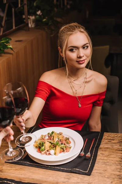 Beautiful Blonde Woman Smiling Red Dress While Holding Glass Wine — Stock Photo, Image