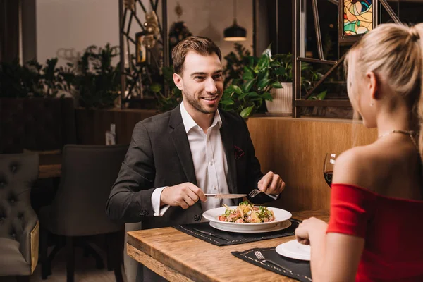 Yakışıklı Adam Restoranda Akşam Yemeği Kız Arkadaşı Ile — Stok fotoğraf