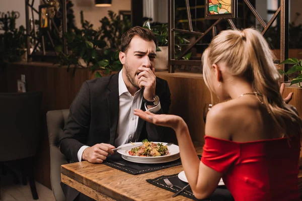 男がレストランでリスニングのガール フレンド中あくび — ストック写真