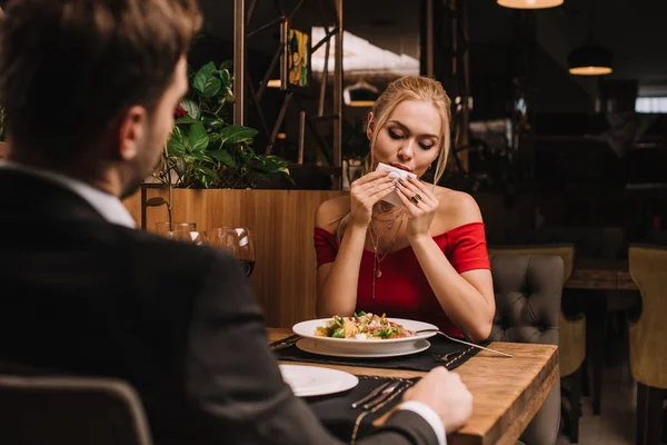 Attractive Blonde Woman Wiping Mouth Napkin Boyfriend Restaurant — Stock Photo, Image