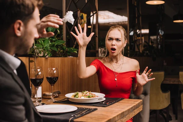 Schockierte Frau Wirft Serviette Restaurant Auf Freund — Stockfoto