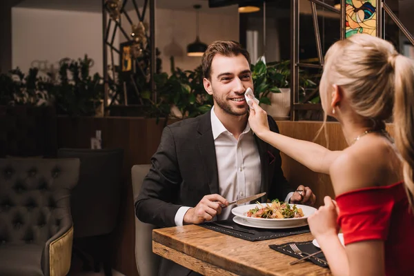 Mulher Esfregando Boca Namorado Feliz Com Guardanapo Restaurante — Fotografia de Stock