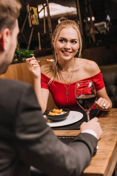 Mujer Alegre Sosteniendo Cuchara Con Dulce Postre Mirando Novio Restaurante — Foto de Stock