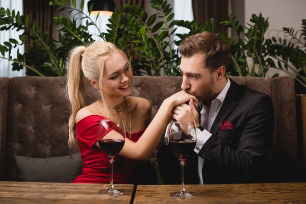 Homem Bonito Beijando Mão Mulher Atraente Restaurante Durante Data Romântica — Fotografia de Stock