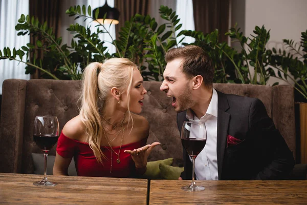 Pareja Gritando Uno Otro Mientras Está Sentado Restaurante — Foto de Stock