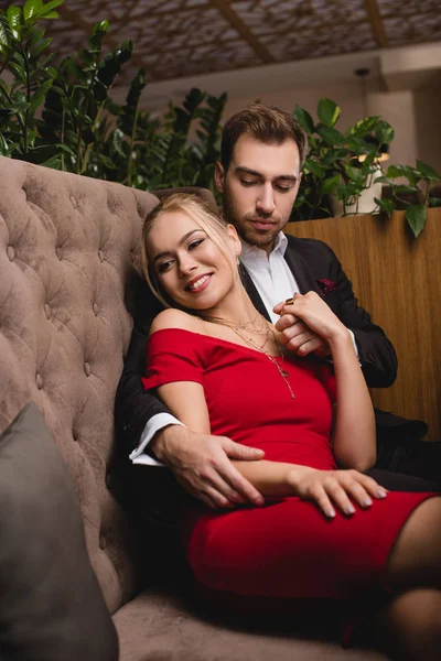 Hombre Guapo Mirando Mujer Atractiva Vestido Rojo Abrazos Mientras Está — Foto de Stock