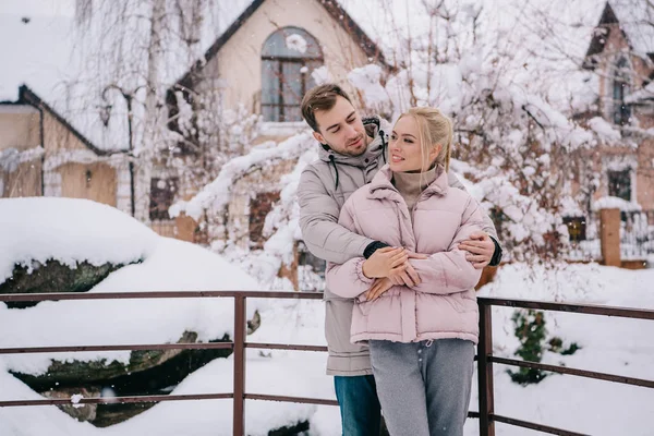 Homem Bonito Olhando Para Namorada Alegre Abraçando Inverno — Fotografia de Stock