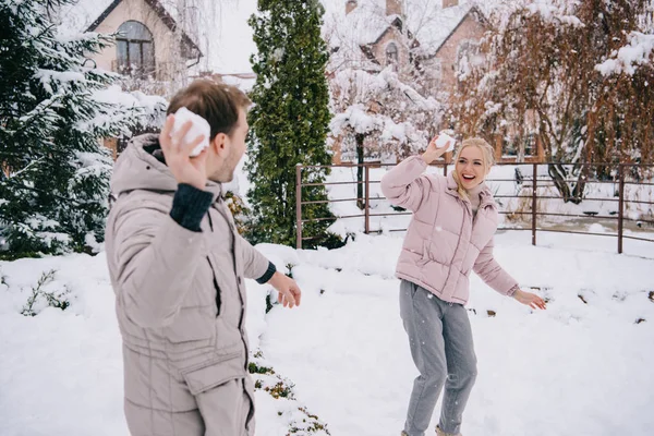 Casal Alegre Jogando Com Bolas Neve Inverno — Fotografia de Stock