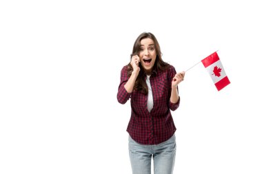 Kanada bayrağı tutarak ve üzerinde beyaz izole Smartphone cep telefonu ile konuşurken sürpriz kadın
