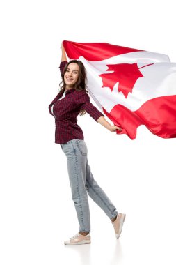 Kanada bayrağı tutarak ve üzerinde beyaz izole kamera bakıyor güzel neşeli kadın