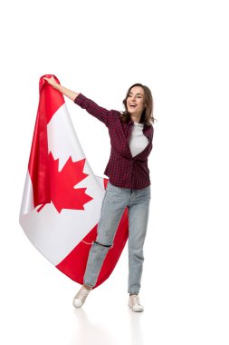 Kanada bayrağı üzerinde beyaz izole tutan neşeli kadın