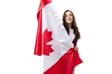 Kanada bayrağı üzerinde beyaz izole tutan güzel mutlu kadın