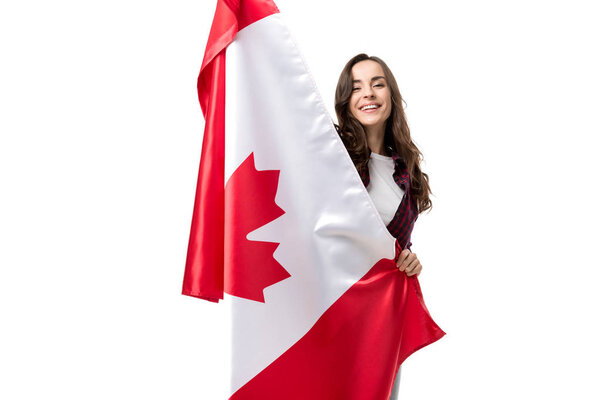 красивая счастливая женщина с канадским флагом изолированы на белом

