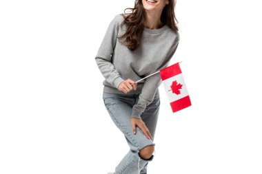 Kanada bayrağı üzerinde beyaz izole tutan gri rahat kıyafetler içinde kadın kırpılmış görünümü