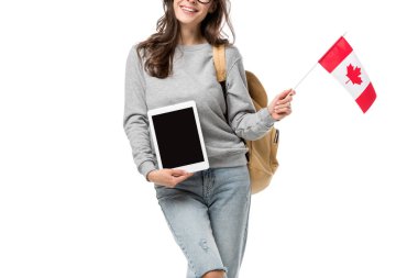 kız öğrenci Kanada bayrağı tutarak ve boş ekran üzerinde beyaz izole ile dijital tablet sunma kırpılmış görünümünü