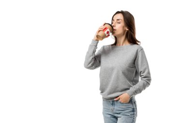 Kanada bayrağı çıkartması üzerinde beyaz izole fincandan kahve içme kadın
