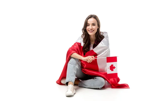 魅力的な女性は 白で隔離カエデの葉の旗を保持しているカナダの国旗で覆われています — ストック写真